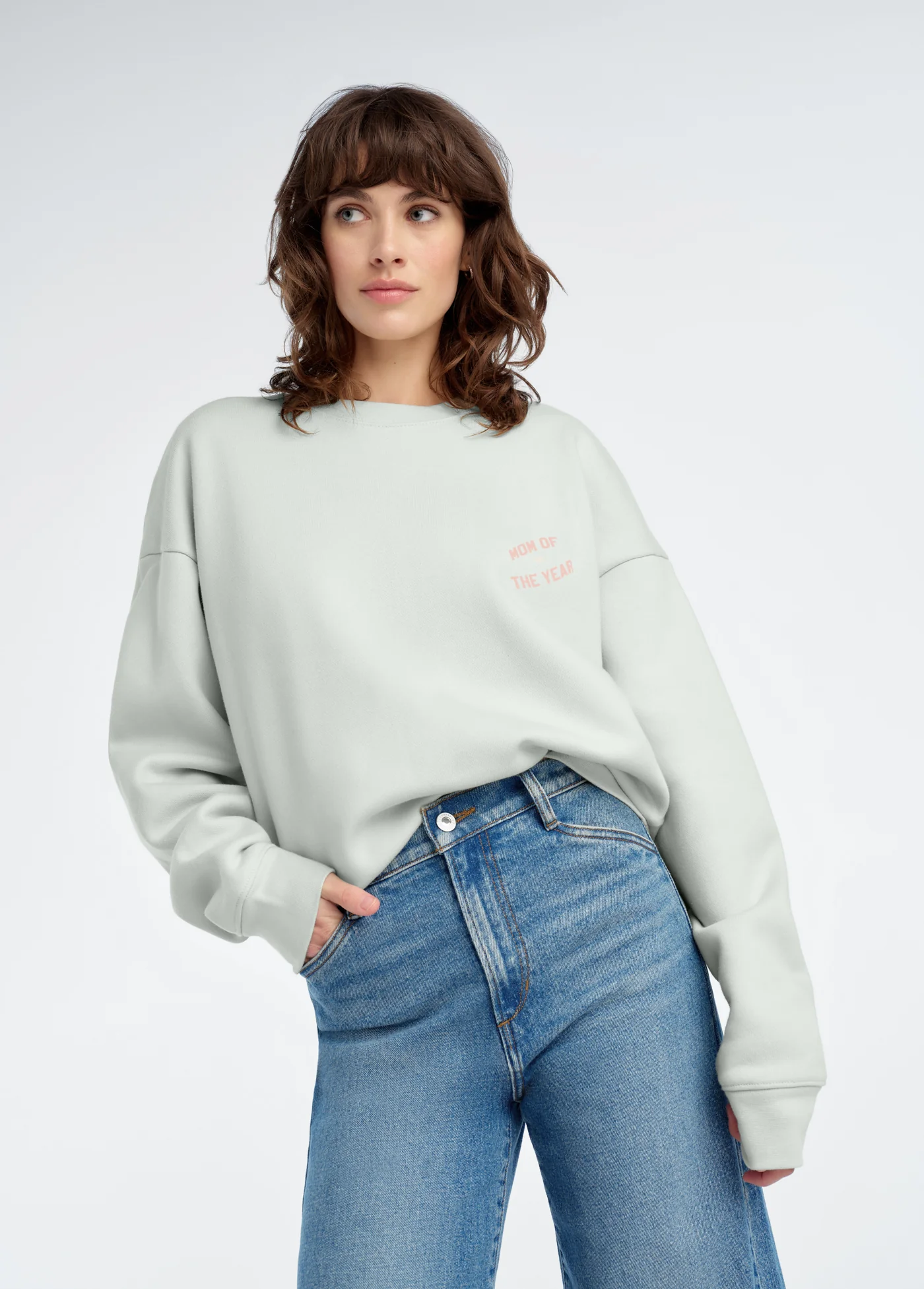 THE MOM OF THE YEAR CHEST LOGO SWEATSHIRT - Image 3